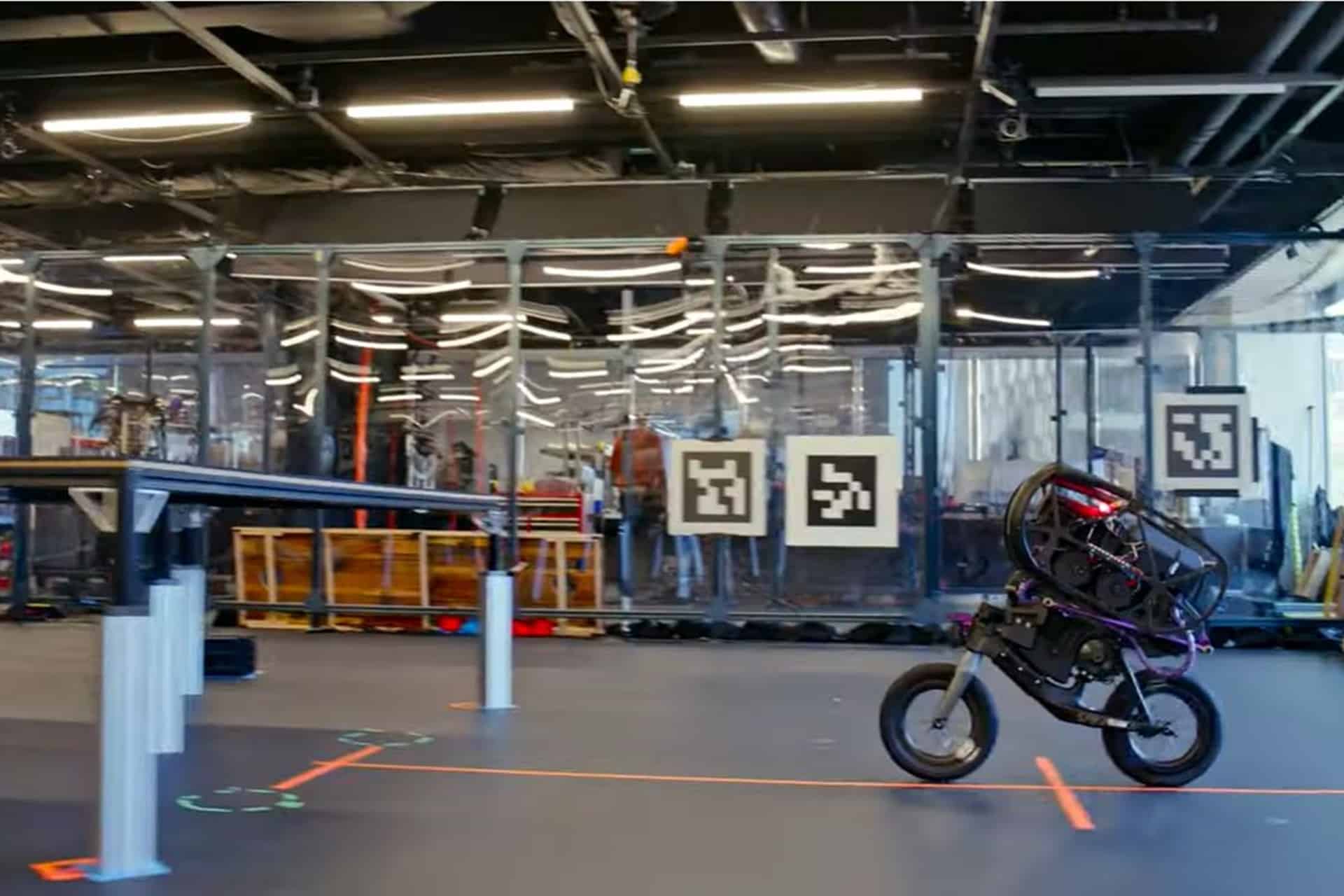 Así se entrena a un robot para que aprenda a hacer piruetas en moto