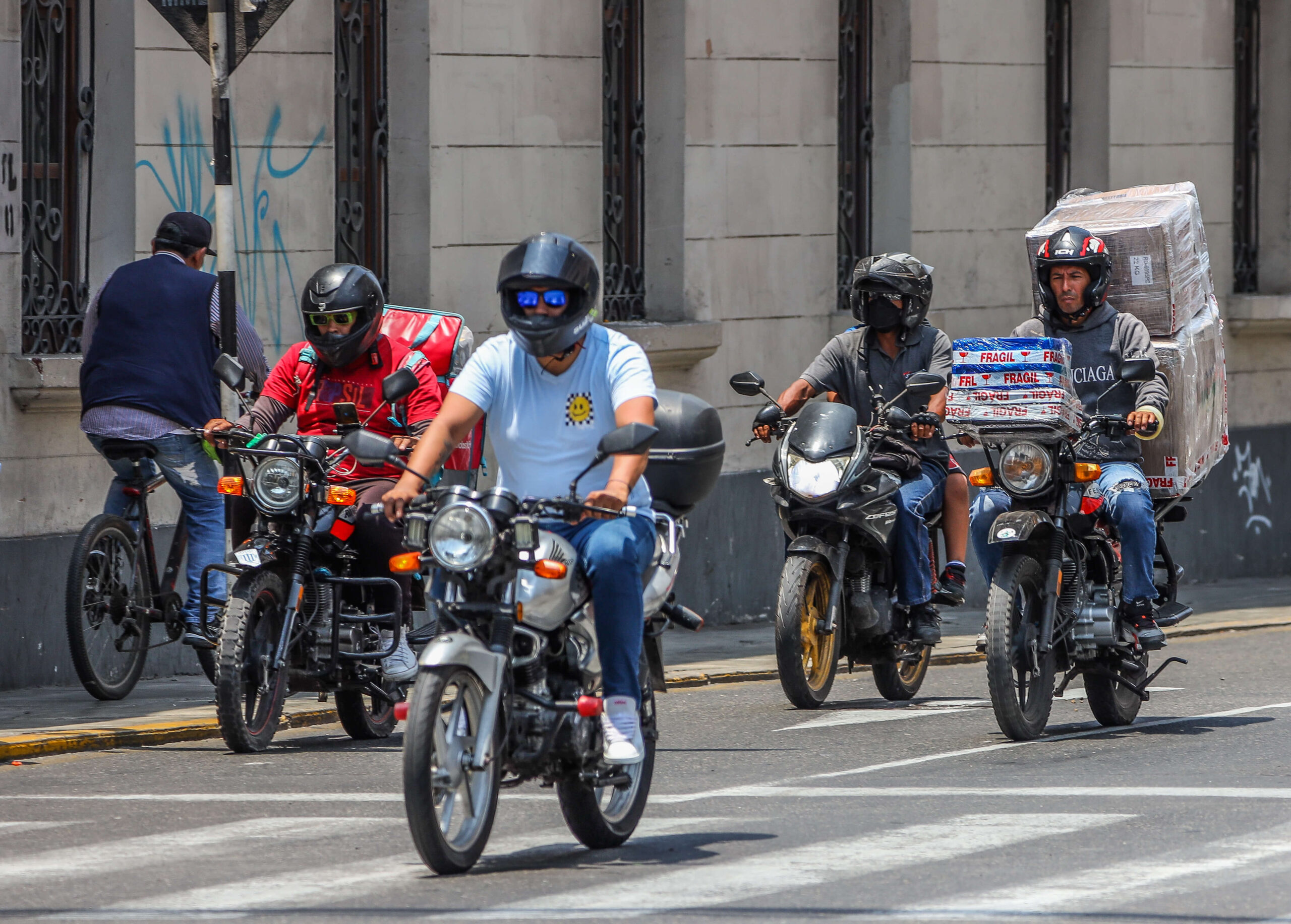 Cajas en moto_OjoPúblico_Aldair Mejía
