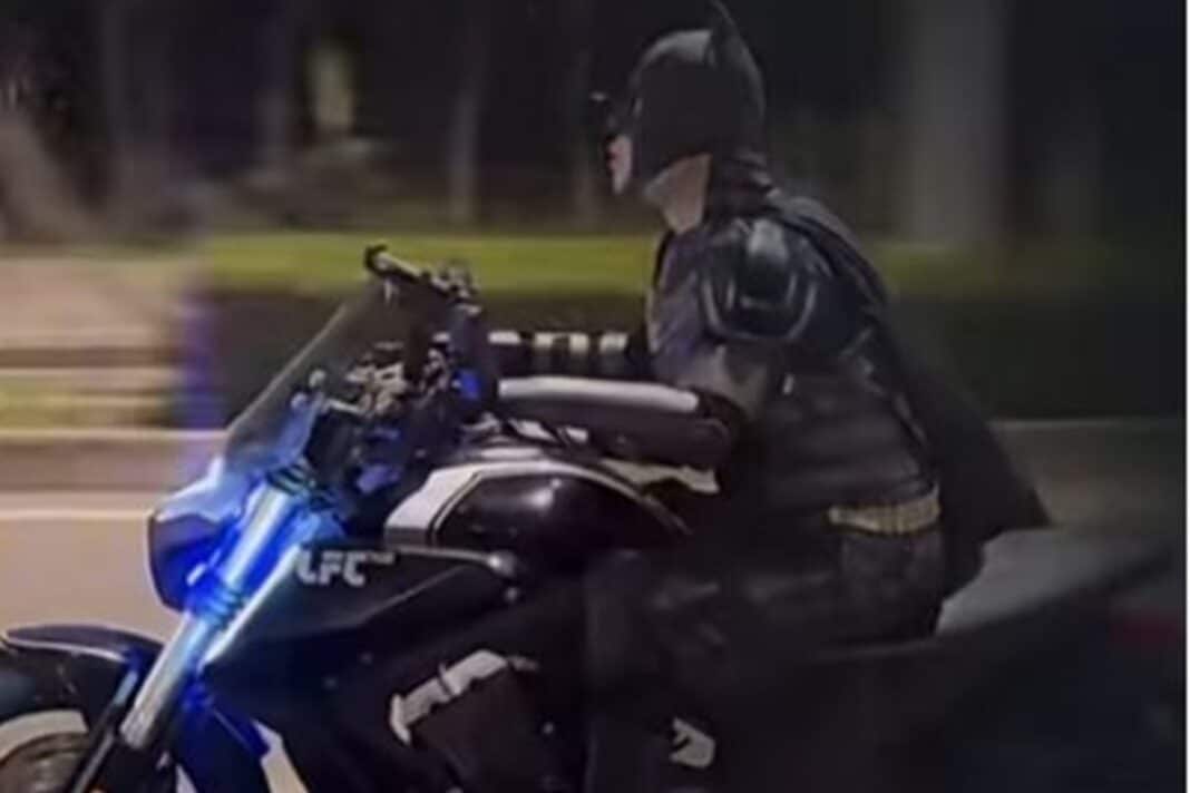 Un tipo se viste de Batman y recorre Wuhan sobre una Benda LFC 700. Es el segundo  murciélago que la lía en China