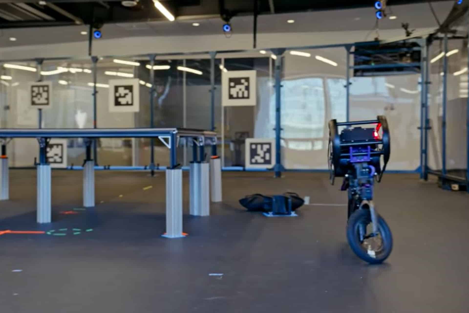 Así se entrena a un robot para que aprenda a hacer piruetas en moto