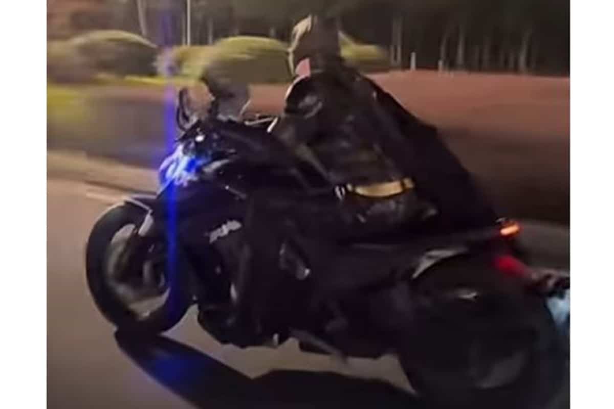 Batman ahora protege al mundo a lomos de una Benda LFC 700 por las calles de Wuhan (China)