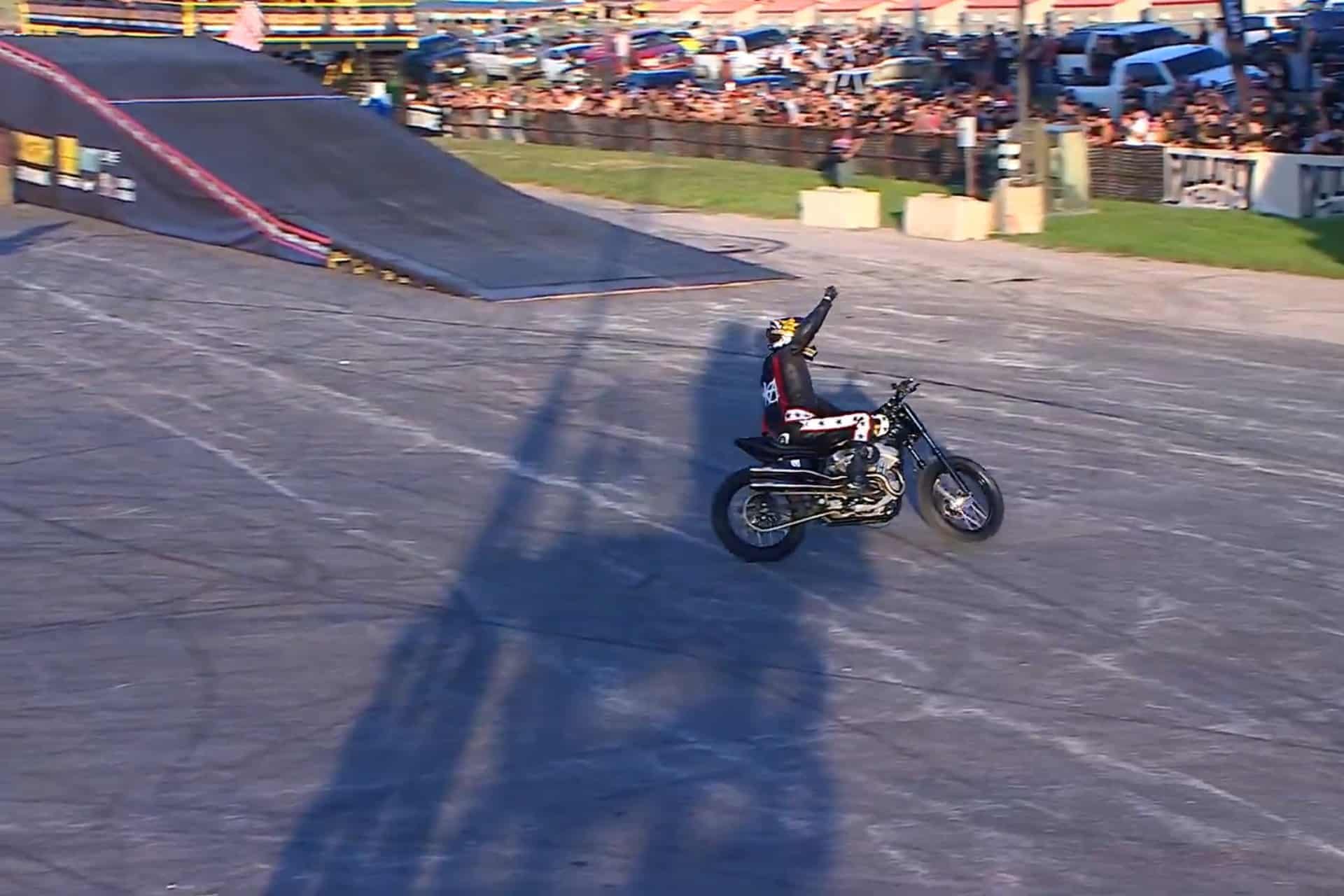 Colby Raha se marca un salto de más de 60 metros con una Harley y vive para contarlo