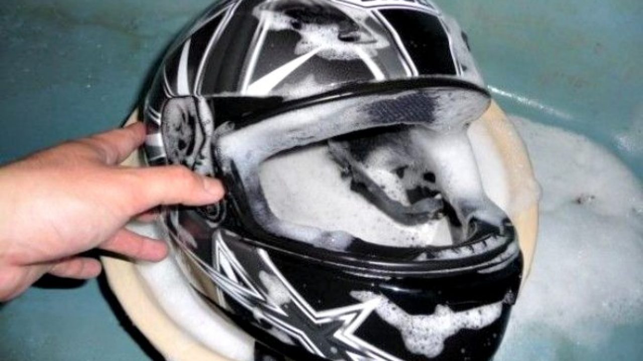 Como-limpiar-el-casco-de-la-moto-1280x720