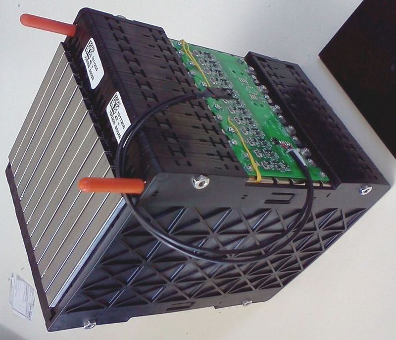 Conjunto-de-bateri-as-unidas-con-su-electro-nica-BMS