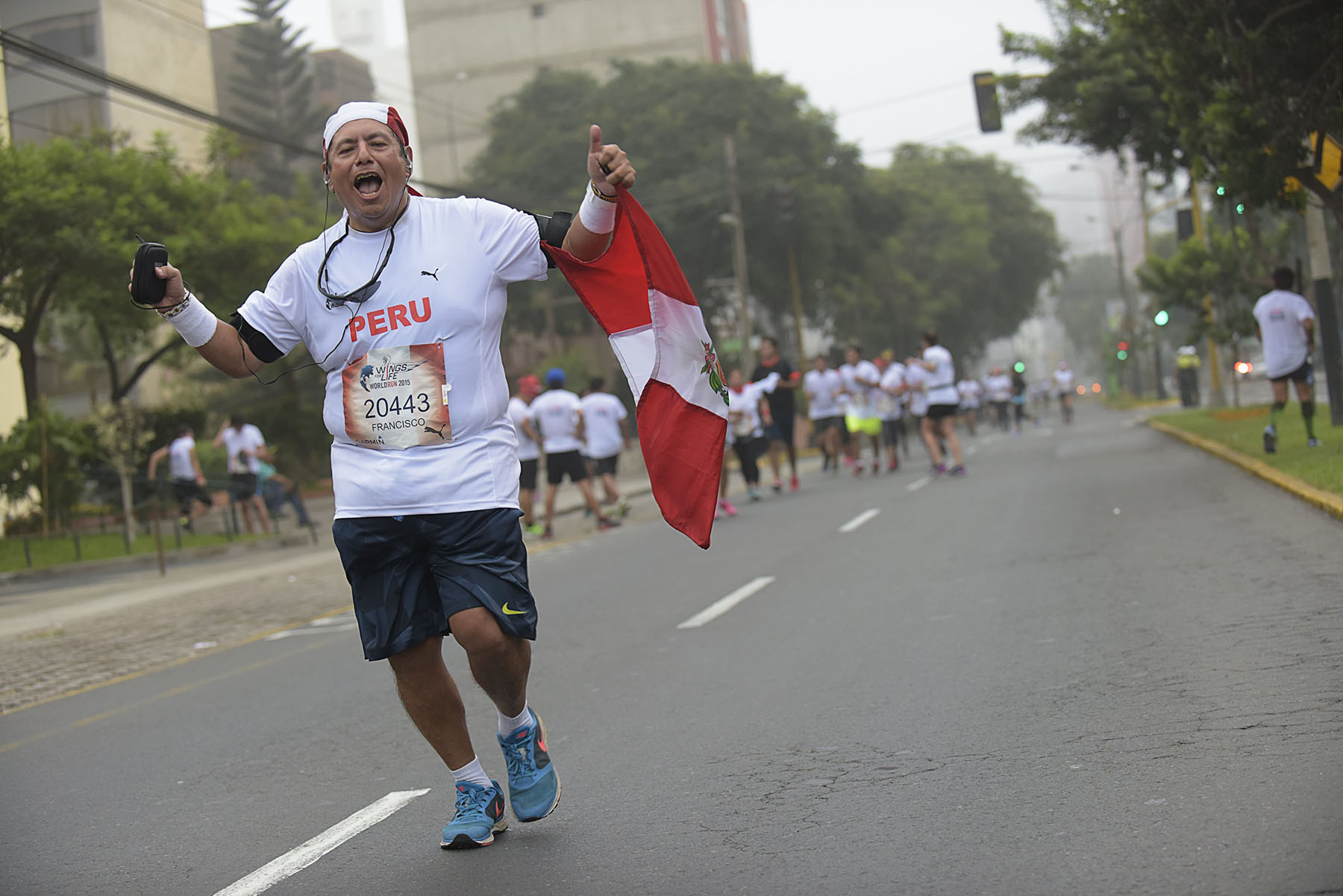 Event-participants-running-along-the-Panamerican-Road-during-the-Wings-for-Life-World-Run-in-Lima-Pe