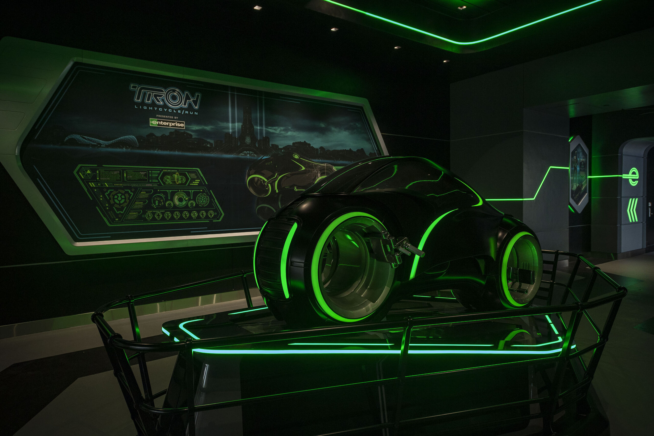 Los visitantes de Tron los suben a bordo de unas motocicletas llamadas LightCycle (DISNEY)
