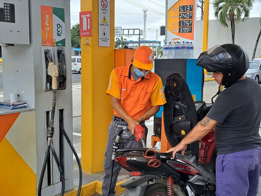 Los motociclistas, los primeros clientes de la nueva gasolina ecoplús 89 |  Economía | Noticias | El Universo