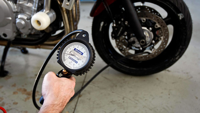 Qué presión deben llevar los neumáticos de una moto? - Box Repsol