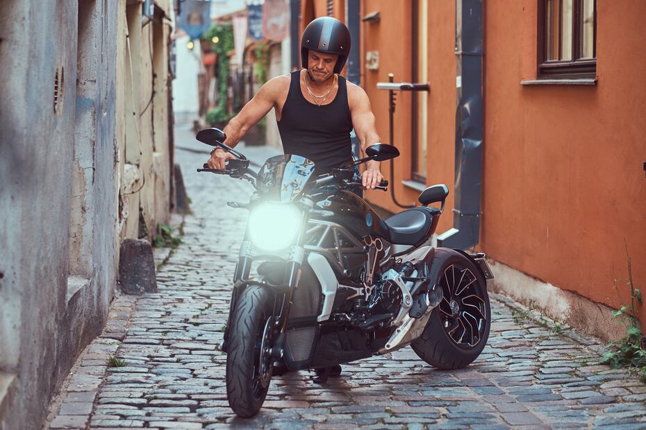 Conoce estos tips y cuida la batería de tu moto eléctrica. Foto: Freepik