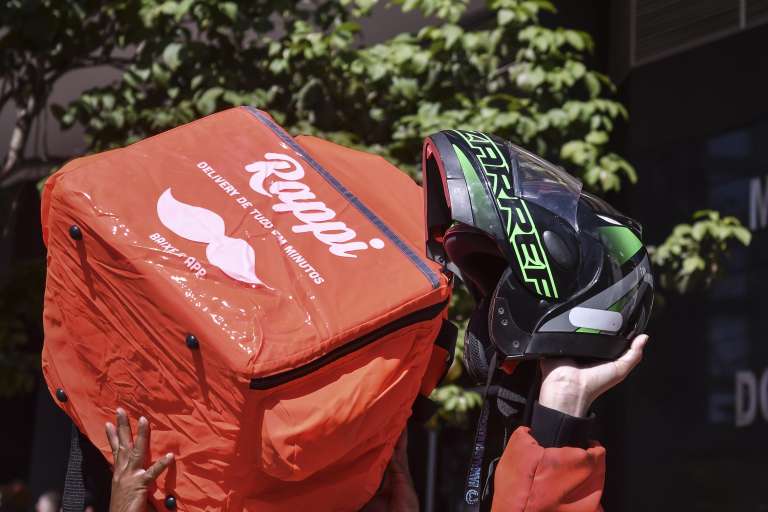 Futbolista peruano aprovechó el entretiempo de un partido de Copa para  tomar su moto e irse a entregar un delivery [Foto] - El Diario NY