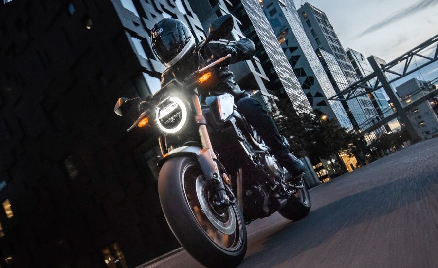 HONDA-CB-RODANDO-EN-BAJADA-CUIDAD-900x550