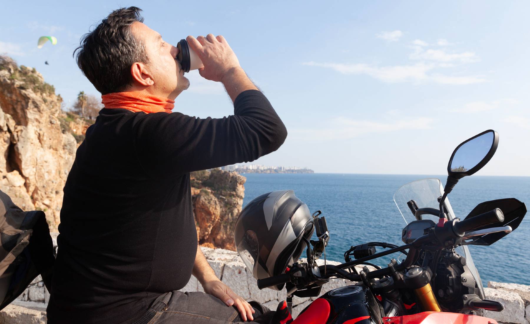 Moto y calor: desafía al abrasador asfalto con estos trucos clave