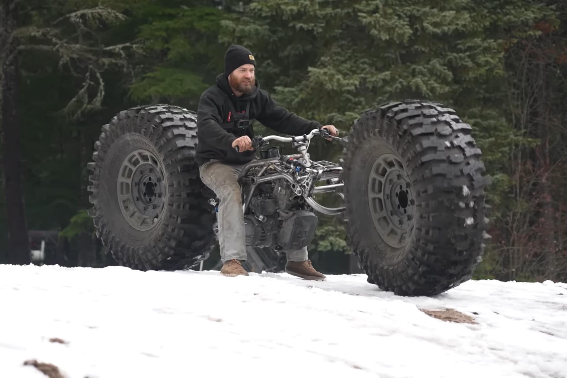 Ruedas de tractor, motor de KTM... Esta moto Monster es tan genial que  podría salir en Mad Max