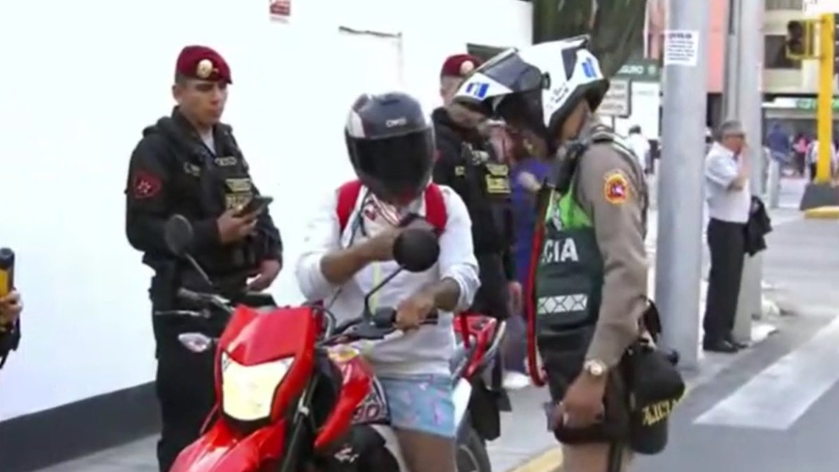Rechazo contra prohibición de dos personas en moto: Advierten que norma  afecta a familias y trabajadores - Infobae