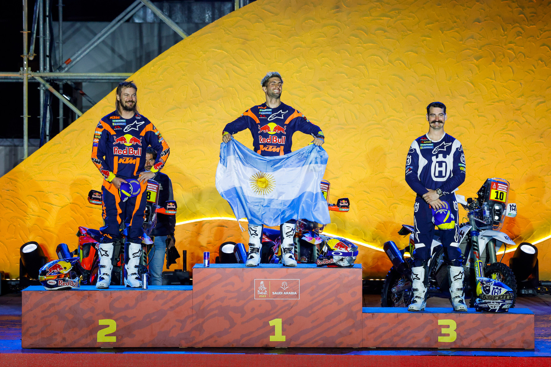 Kevin-en-el-podio-con-la-bandera