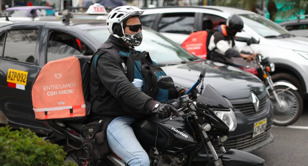 Un conductor de motocicleta que trabaja haciendo delivery utiliza un casco de bicicleta como protección. Este tipo de accesorios no lo protege frente a accidentes a mayores velocidades. (Fotos: Julio Reaño)
