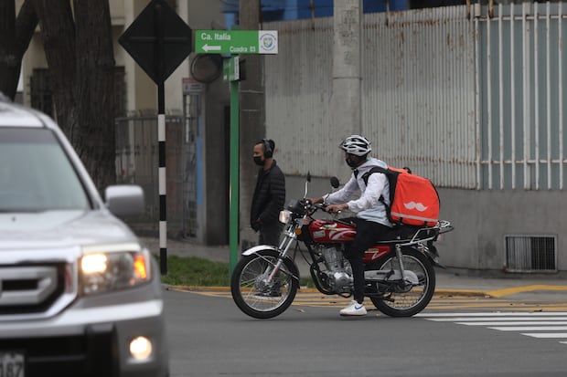 La mayoría de choferes para aplicativos son quienes usan cascos inadecuados. (Foto: Julio Reaño) 