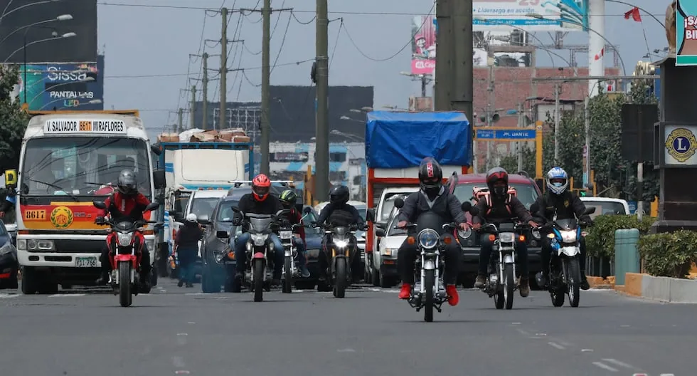 Todos estos choferes de moto tienen una licencia emitida por alguna municipalidad provincial, como el Callao, Chincha, Huarochirí o Canta. El MTC no tiene un padrón de ninguna de ellas: solo existen para cada municipio, pero a la vez, cada una es válida a nivel nacional (Foto: Lino Chipana Obregón)-