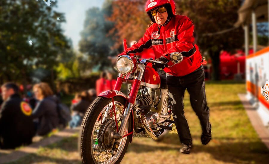 MONTESA-IMPALA-ROJA-EMPUJADA-POR-MOTERO-VETERANO-900x550