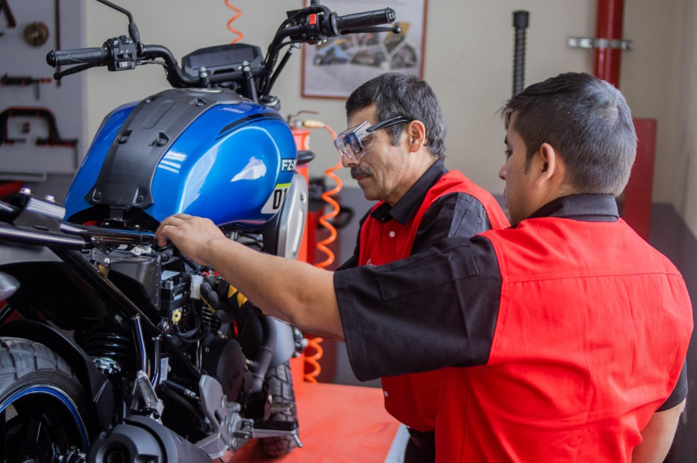 Cuatro razones para realizar mantenimientos a tiempo y usar repuestos  originales en tu moto – Business Empresarial
