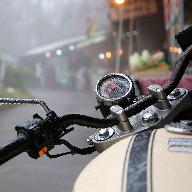 Moto-bajo-la-lluvia