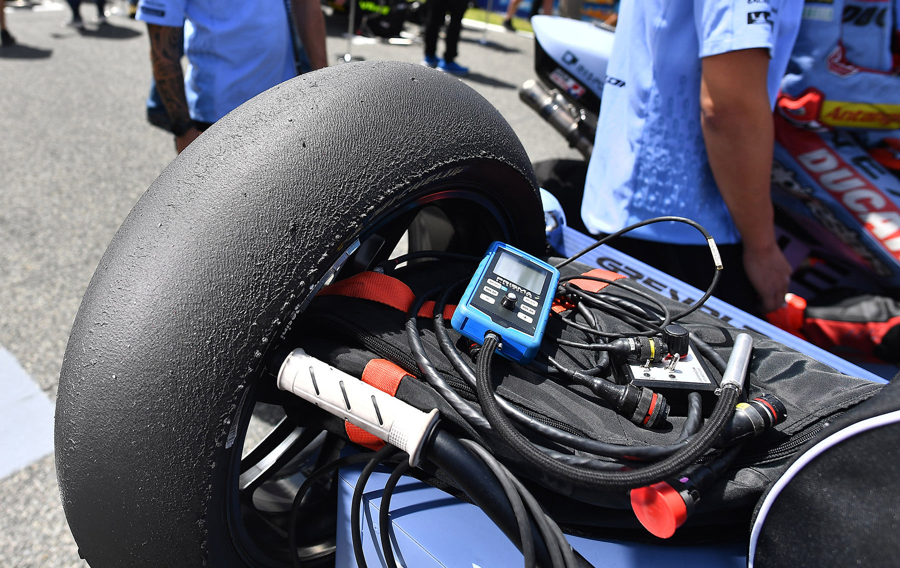 Trampas en MotoGP?: algunos equipos compiten con presiones ilegales de neumáticos - Motorbike Magazine