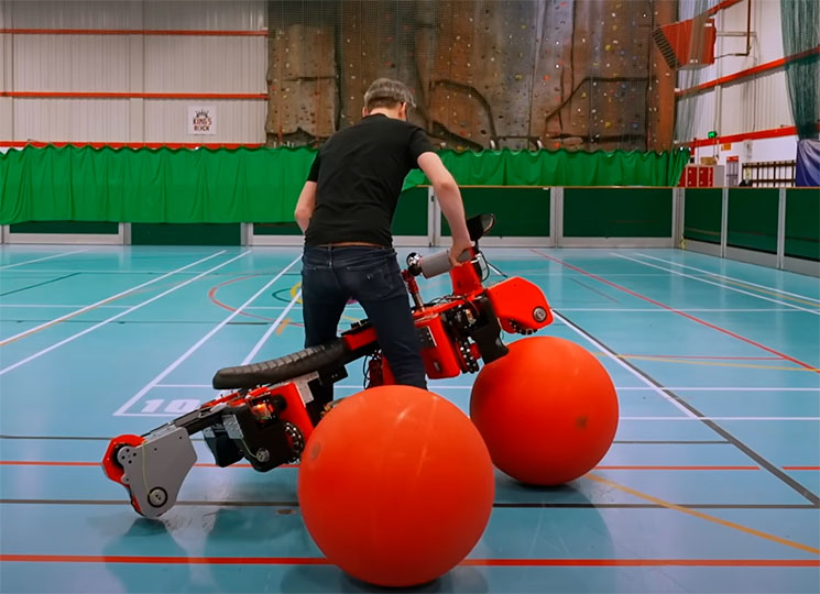 Fabrica una moto con pelotas enormes en lugar de ruedas, y funciona sorprendentemente bien