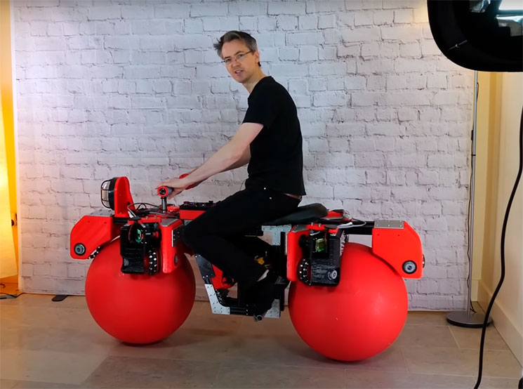 Fabrica una moto con pelotas enormes en lugar de ruedas, y funciona sorprendentemente bien