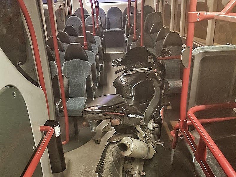 Solidaridad es que se estropee tu moto y te lleven en autobús