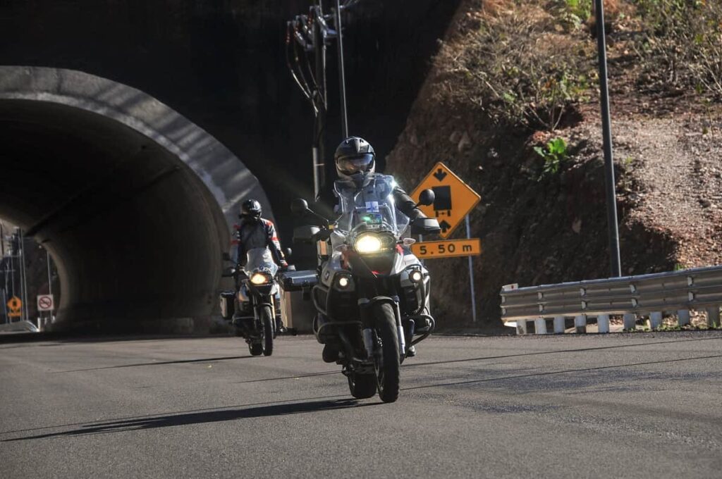 Los Diez Mandamientos para Sobrevivir en Moto - Por la Vida