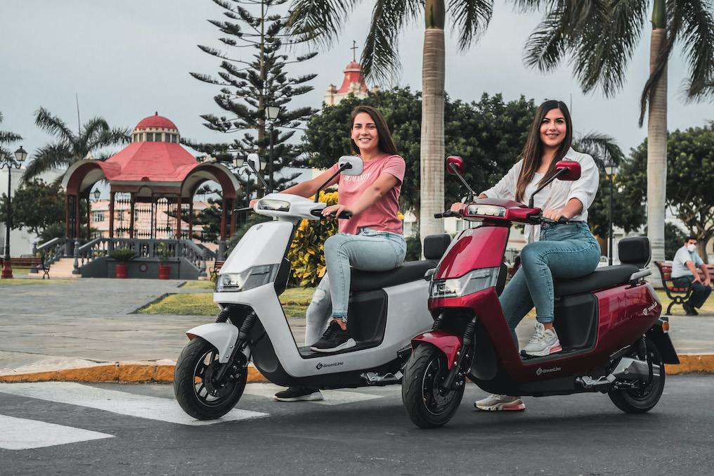 Mujeres incrementan el uso de motos eléctricas en Perú - EYNG