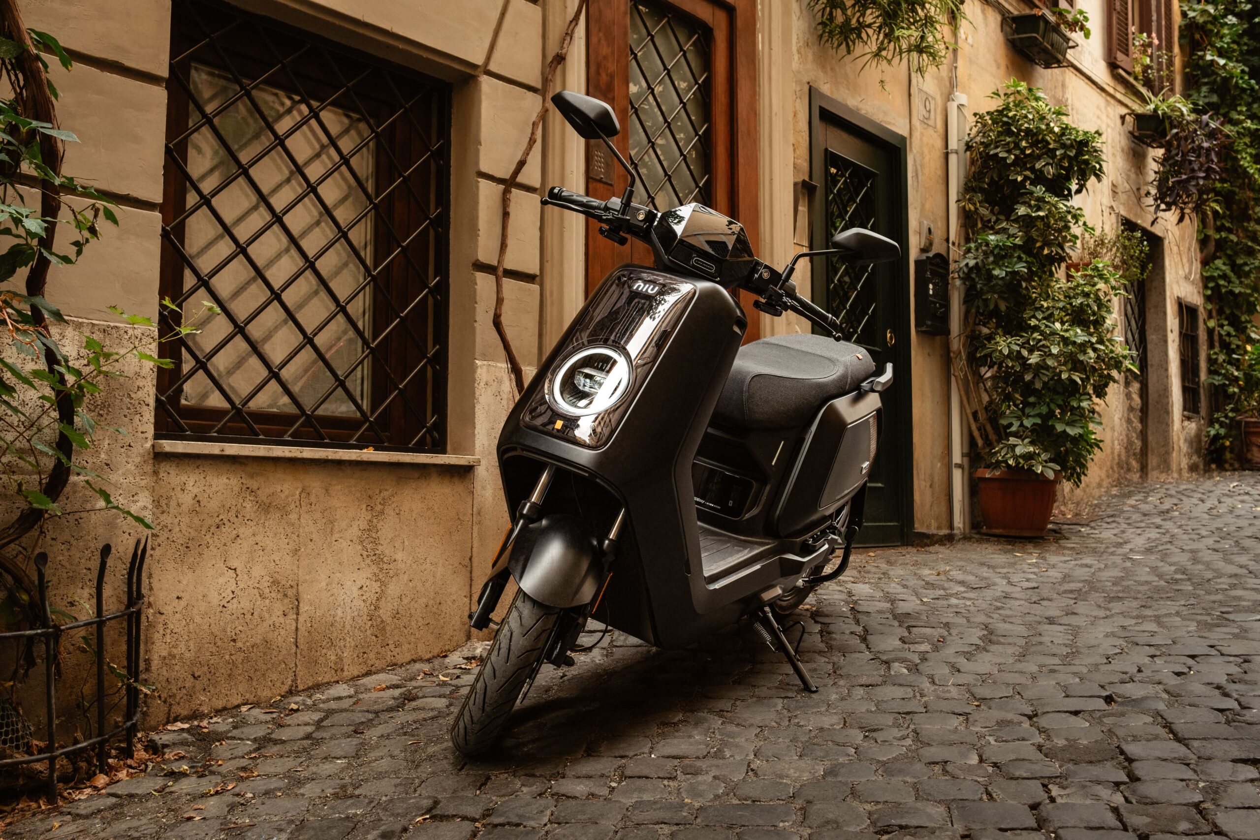 Serie Niu NQiX 2025: ¡scooters eléctricos para mayor diversión al volante!