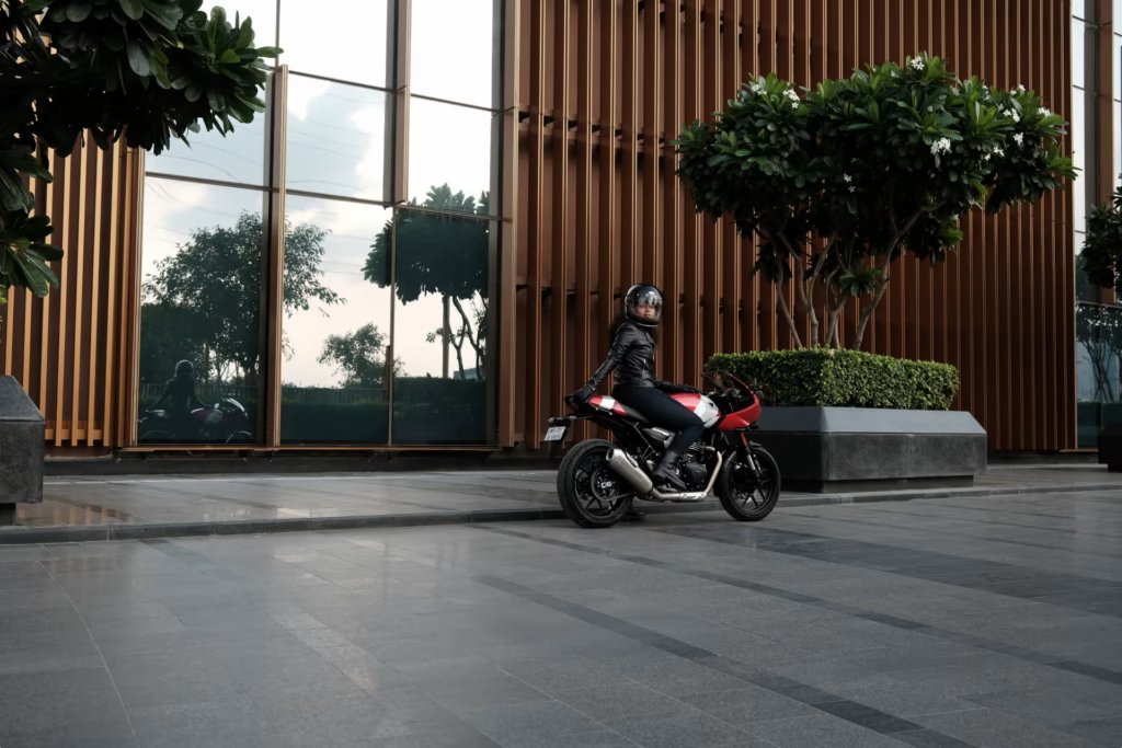 OE-Thruxton400-MY26-01-vzz8ud-1024x683