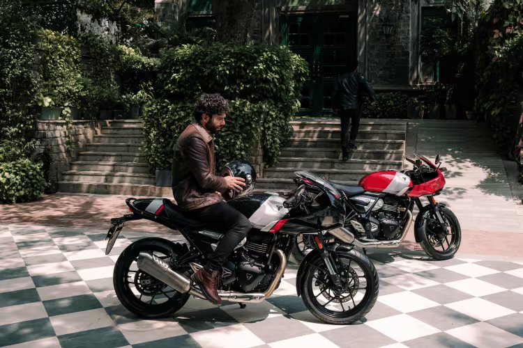 OE-Thruxton400-MY26-02-jepd5v