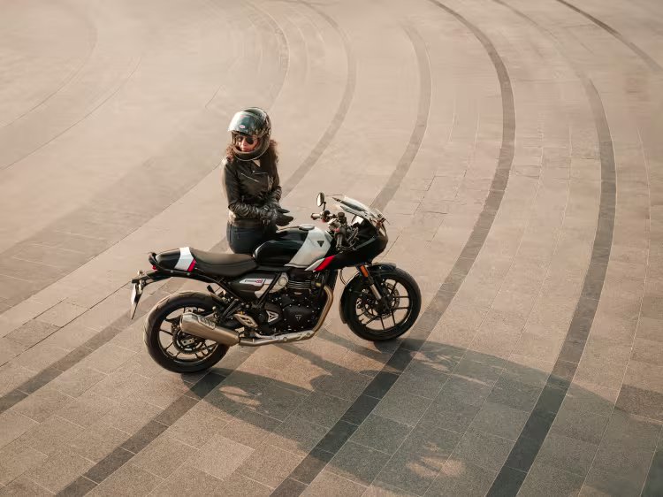 OE-Thruxton400-MY26-03-htbkeh