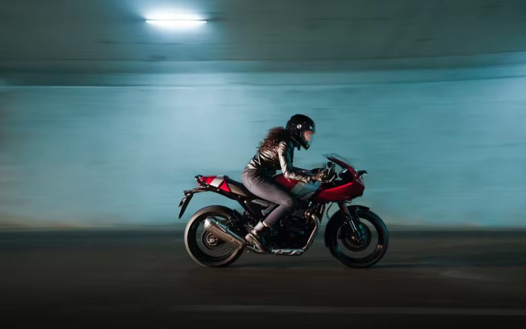 OE-Thruxton400-MY26-04-v4yhpq-1024x640