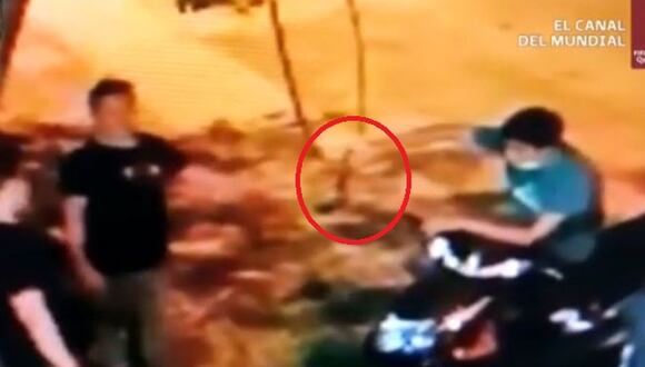 En Iquitos, un ladrón devolvió el objeto que robó de una moto cuando reconoció que dueño del vehículo era amigo de un conocido suyo. (Captura: Latina TV)