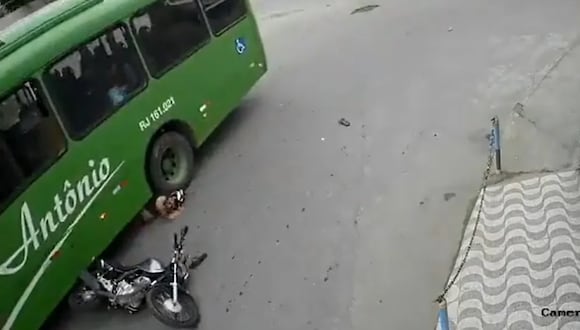 Autobús arrastra a motociclista, pero el casco le salva la vida en Brasil. (Captura de video).