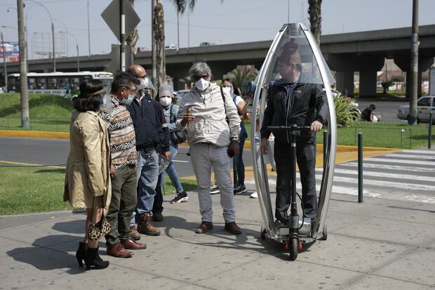 El biólogo y el performer siembran preguntas entre los peatones durante su presentación cerca al centro comercial Plaza Norte. (Foto: Anthony Nino / GEC)