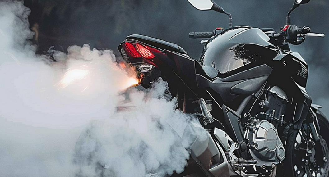 Por qué mi moto bota humo y qué significa humo azul: puede estar quemando  aceite