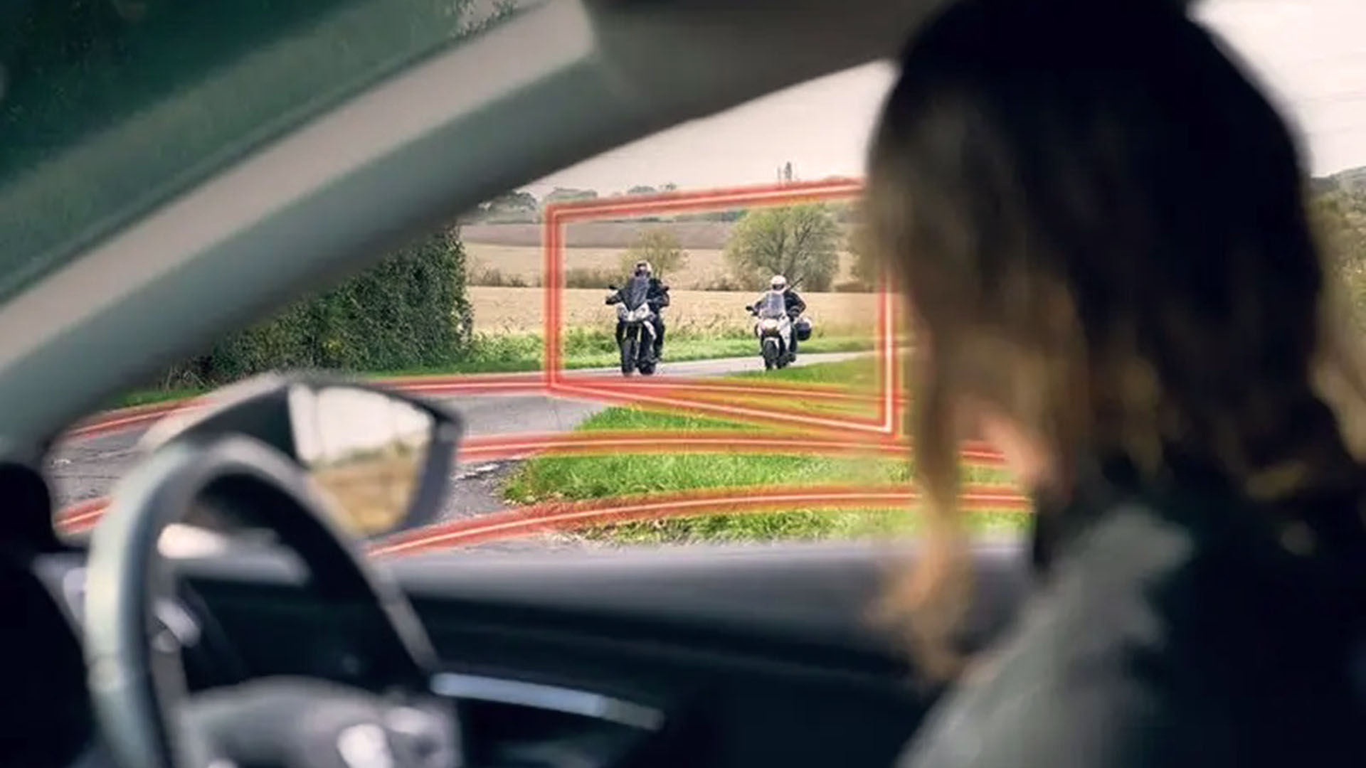 Prestar atención al tránsito es algo todavía muy frecuente, pero los sistemas de asistencia detectan obstáculos cada vez mas lejanos, aunque las motos son de las más difíciles de ver por su tamaño y movimiento