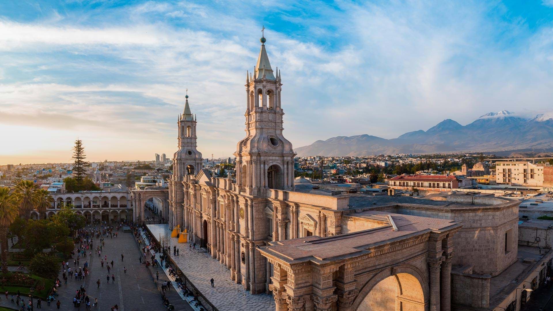 Plaza-de-Armas-Arequipa-home-2