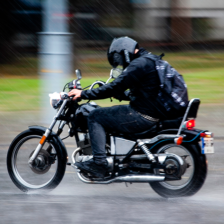Posicio-n-correcta-para-manejar-moto-en-lluvia