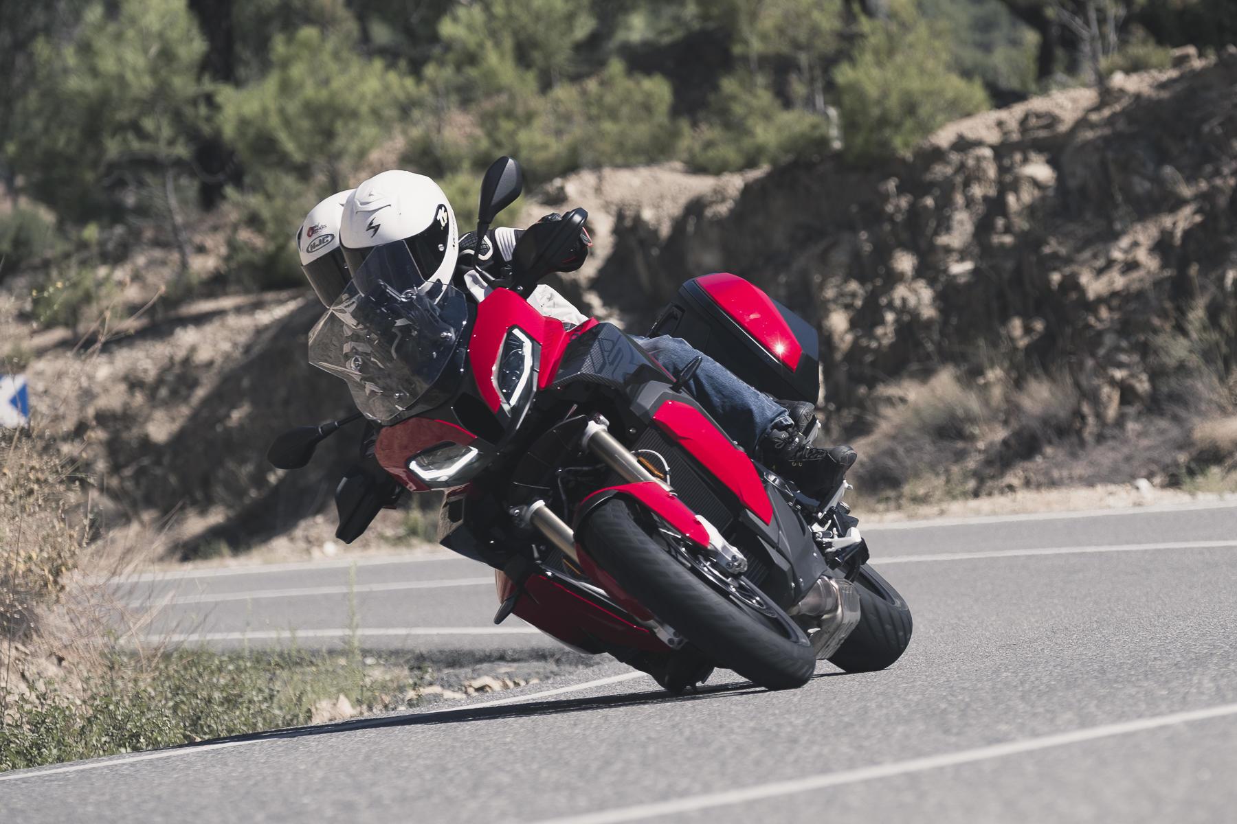 Consejos. Cómo frenar en moto por carretera - Motorbike Magazine