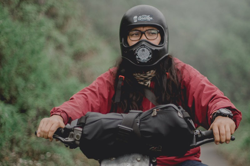Cómo conducir una motocicleta con gafas [2023]