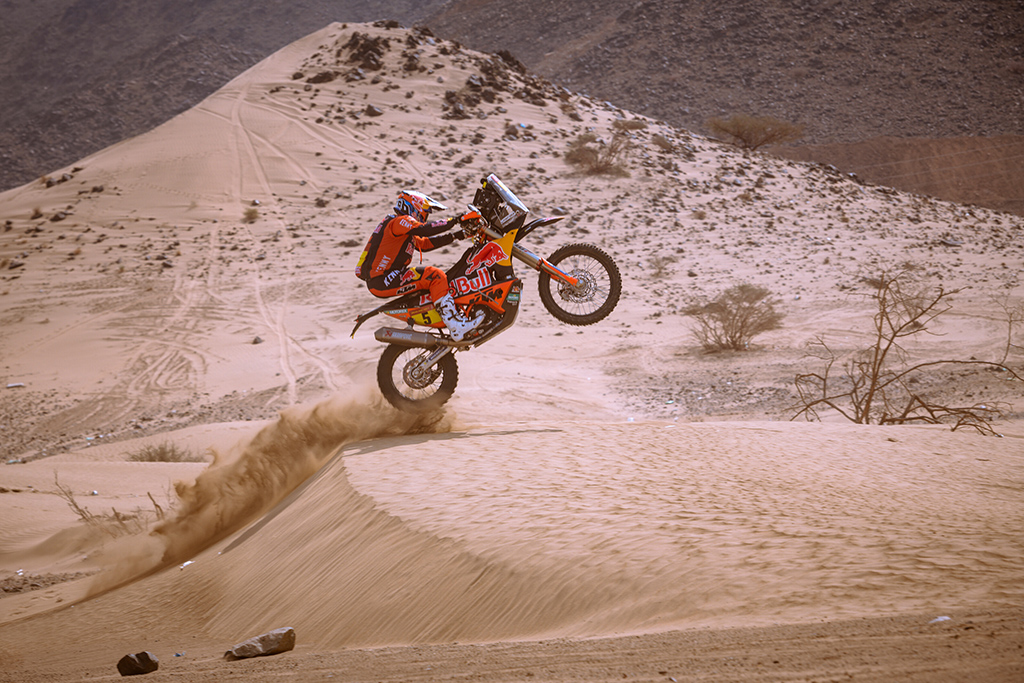 Sam-Sunderland-GRB-of-Red-Bull-KTM-Factory-Team-trains-during-the-shakedown-prior-Rally-Dakar2021-cl