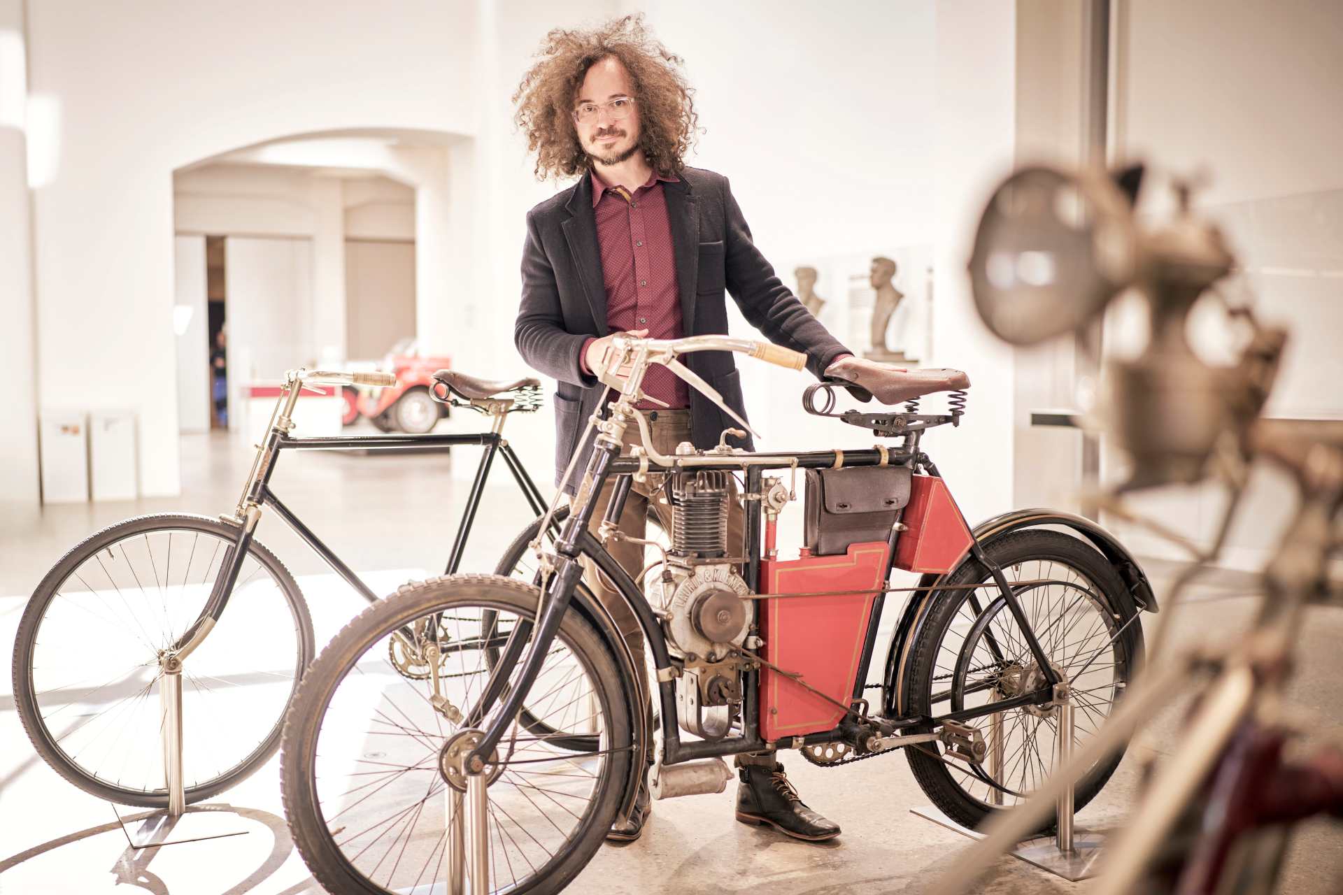 La marca que conoces por sus coches vuelve a las motos: acaba de presentar una moto retro-futurista