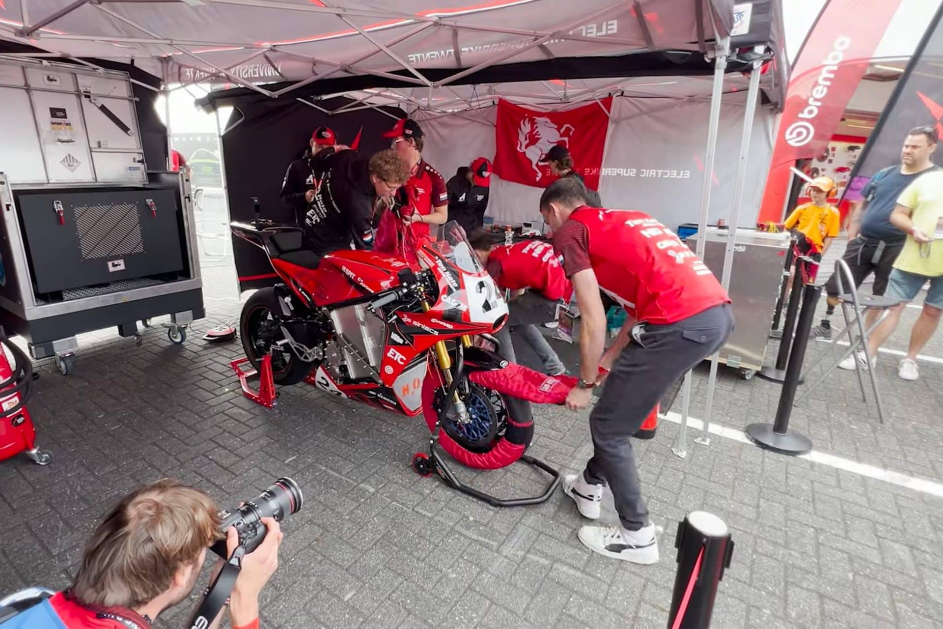 Unos estudiantes han construido la Electric Superbike Twente Vector-ST, una superbike  eléctrica que arrasa en la pista