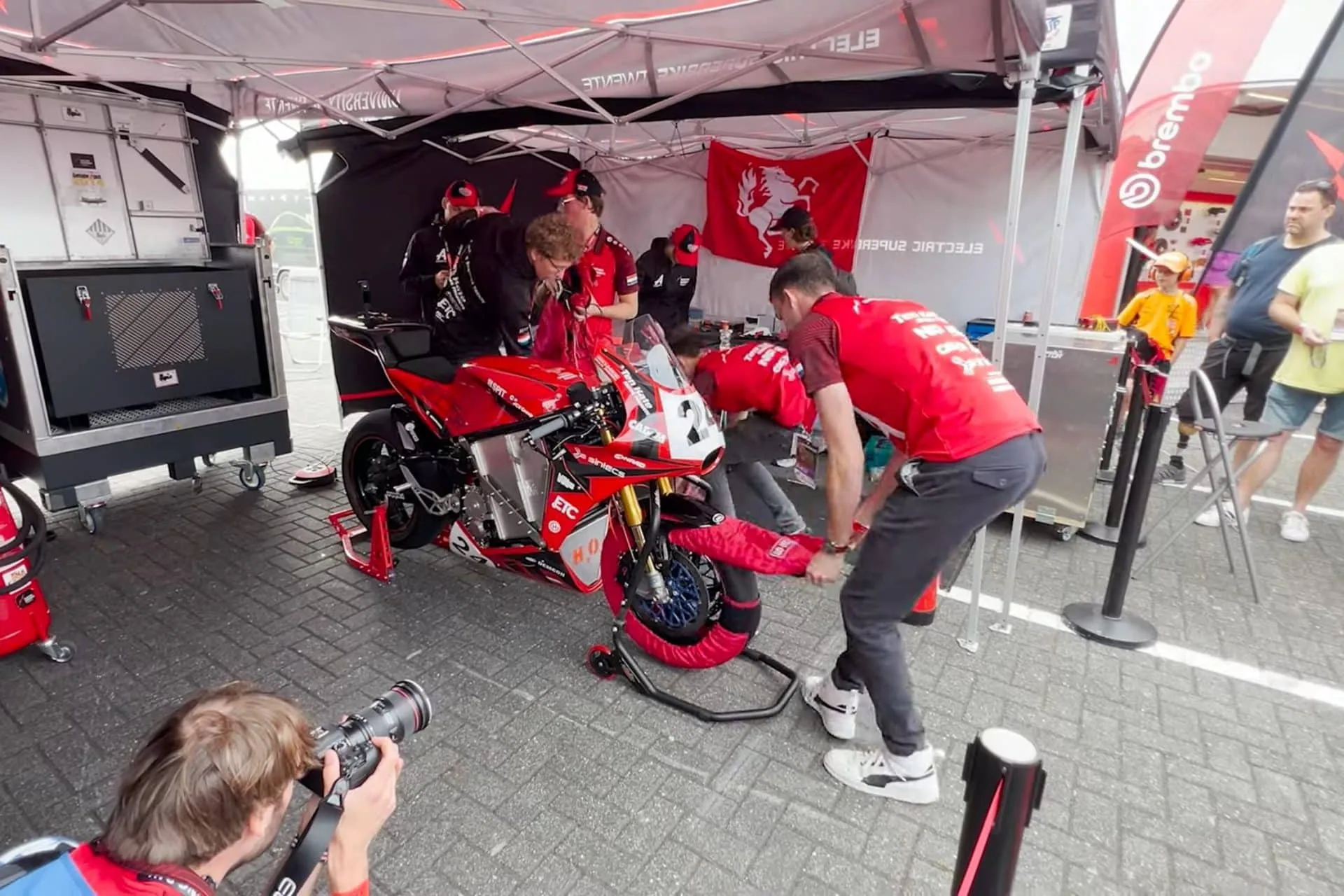 Unos estudiantes han construido la Electric Superbike Twente Vector-ST, una superbike eléctrica que arrasa en la pista