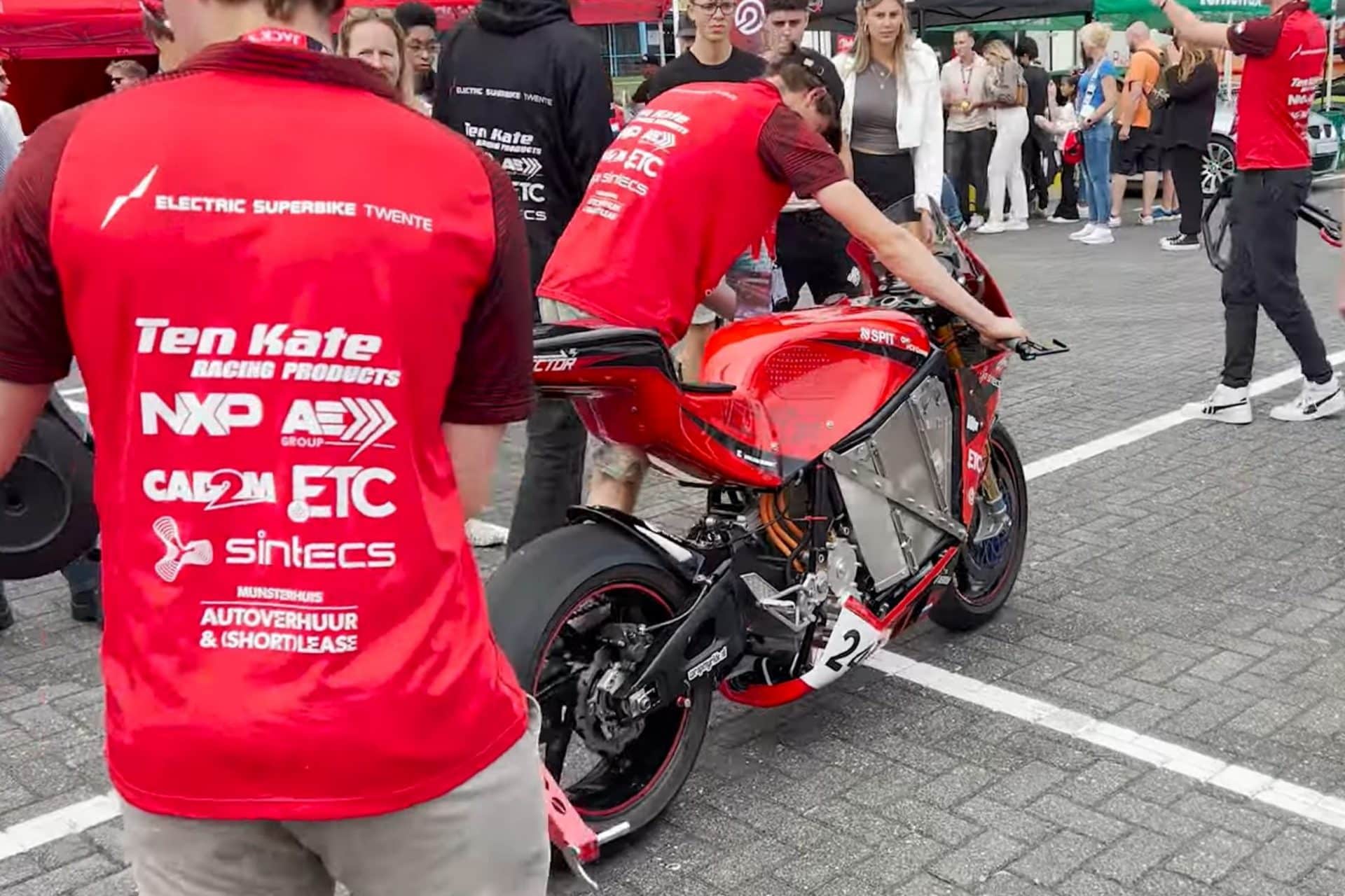 Unos estudiantes han construido la Electric Superbike Twente Vector-ST, una superbike  eléctrica que arrasa en la pista